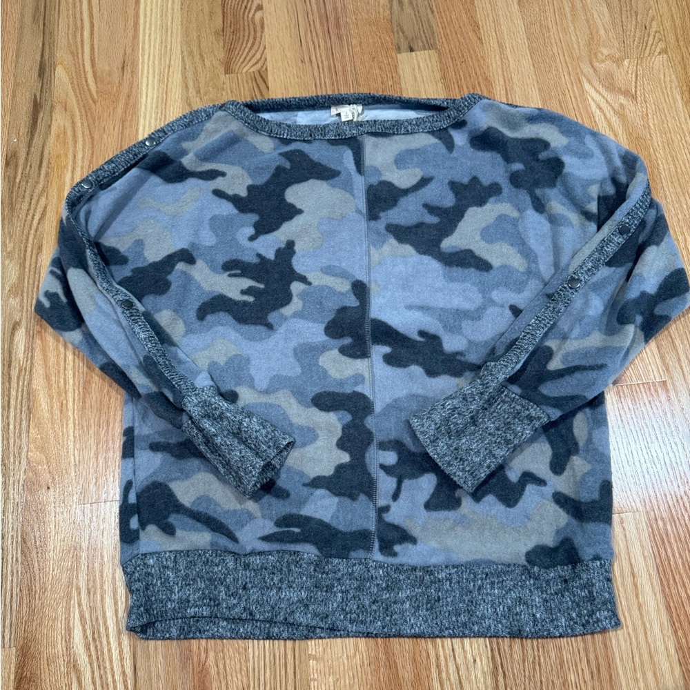 Hem & Thread Women's Black and Gray Camo Fleece Tunic